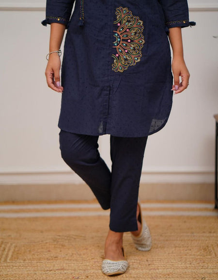 LOOK CLASSY AND ELEGANT COINS KURTI PAIRED WITH PANT (ASC 270725)